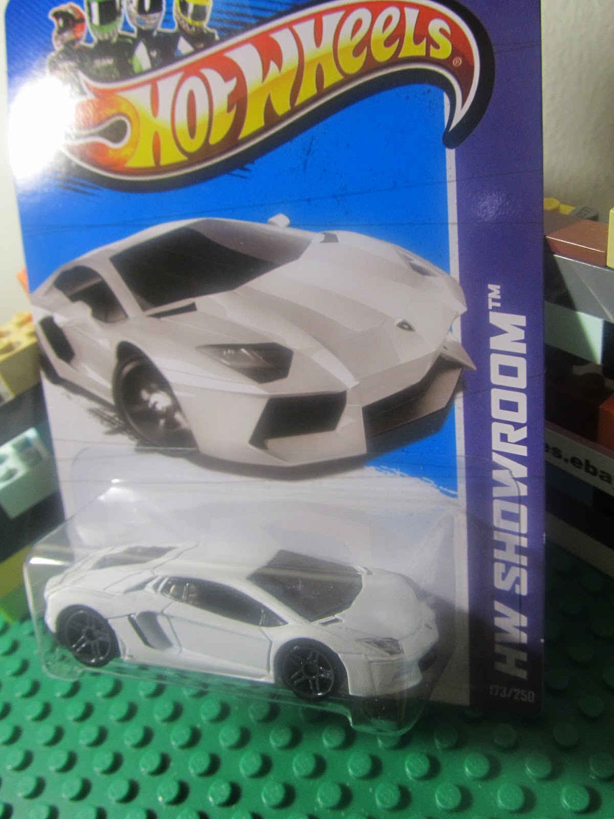 Hot Wheels White LAMBORGHINI AVENTADOR LP 700 4 diecast   HW Showroom