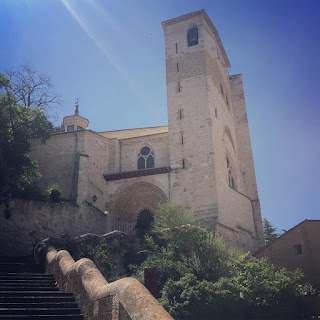 La Iglesia de San Pedro de la Rúa  de la Ciudad  Medieval de Estella Lizarra, se construyó en el último cuarto del siglo XI.    Es de estilo románico tardío, está  ubicada en pleno barrio de los francos a los  pies del Castillo Mayor  de Lizarra.    Aquí juraron los fueros y los privilegios de la ciudad los Reyes de Navarra Juan y Catalina de Albert.    También lo hicieron los Reyes de España Carlos V y  el Rey Felipe II.