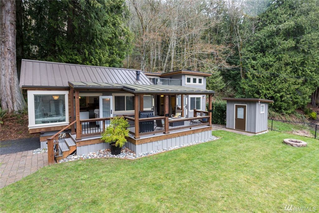 TINY HOUSE TOWN Luxe Lakeside Cottage (400 Sq Ft)