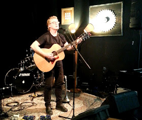 Don McGlashan playing guitar and signing at Smith's Alternative.
