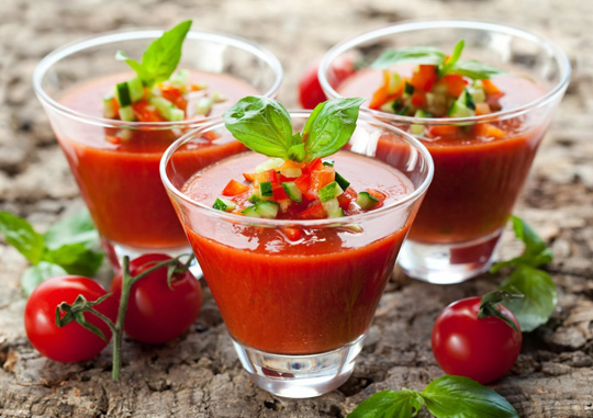 szklaneczki z kremem z pieczonych pomidorów udekorowane bazylia i ozdobione galazkami pomidorow koktajlowych