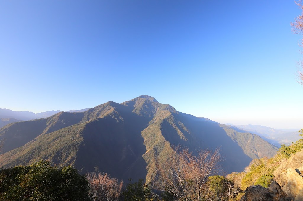 卡社山望向治茆山