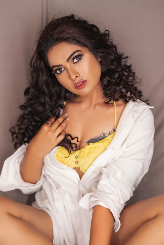 Actress Divi Vadthya Photoshoot