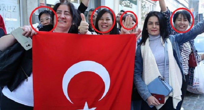 Τουρκομογγόλες ψηφίζουν Ερντογάν και κάνουν τον χαιρετισμό της Μουσουλμανικής Αδελφότητας Τουρκομογγόλες ψηφίζουν Ερντογάν και κάνουν τον χαιρετισμό της Μουσουλμανικής Αδελφότητας