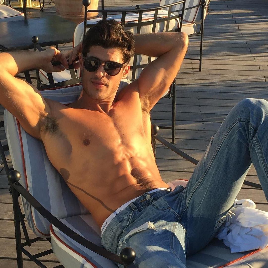 hot-shirtless-guys-sunglasses-jeans-hairy-armpit