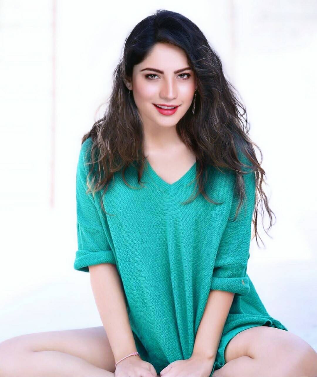 Neelam Muneer Hot Photos HD