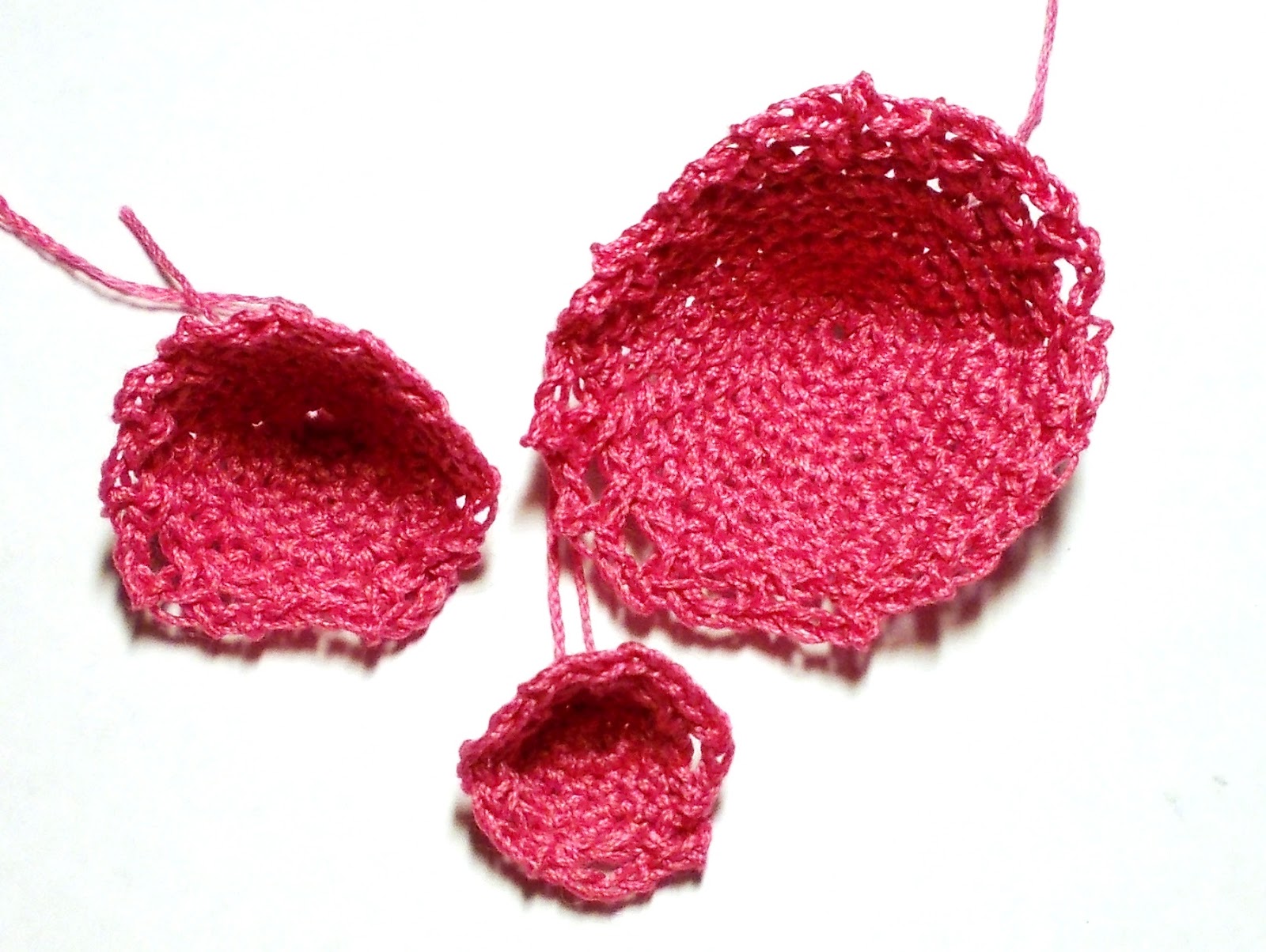 вязаные цветы. цветок связанный крючком. вязать пинетки крючком. вязаная куколка элси. вязаные цветы.