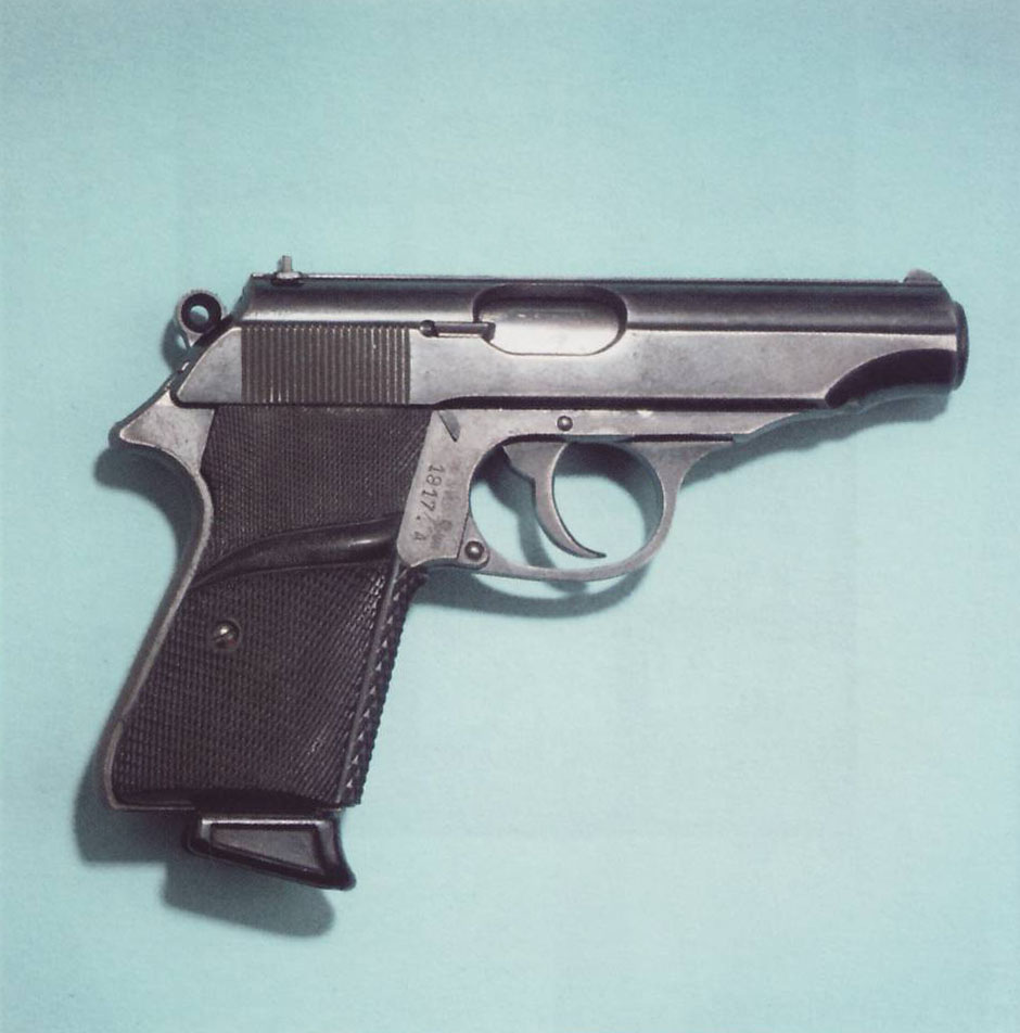 Un menor de Tarifa 'pillado' con una pistola cargada de perdigones réplica  de la de James Bond - Diario Área