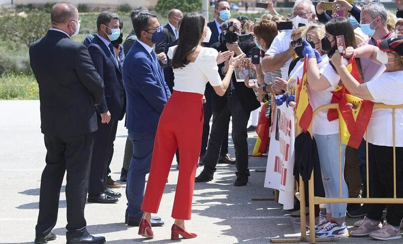 Queen Letizia wore new white square neckline sweater,  buttoned red culottes and red shoe from Uterque