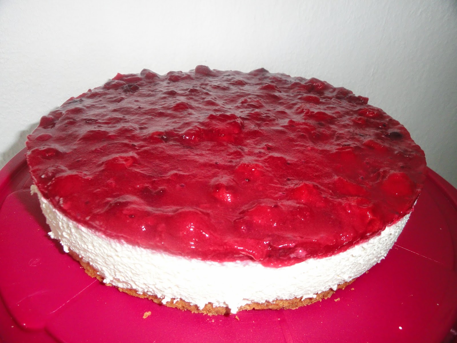 Farbenfrohe Kinkerlitzchen: Rote-Grütze-Torte