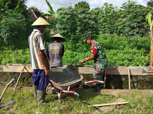 Jalin Kebersamaan, Babinsa Jatibatur Bantu Warga Cor Pondasi Pagar Warga
