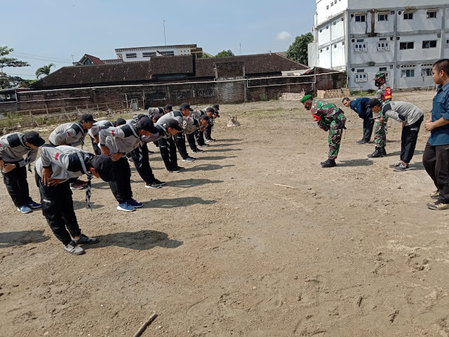 Babinsa Koramil Masaran Latih PBB Santri Pesantren Ibnu Abas