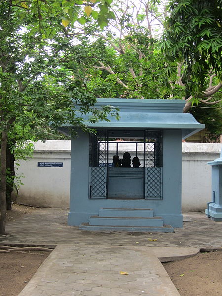 450px-Inside_Thiruvalluvar_Temple.JPG