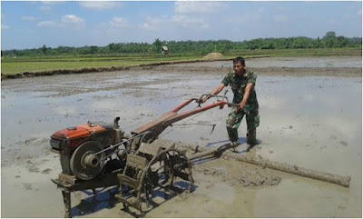 BABINSA DAMPINGI PETANI BAJAK SAWAH