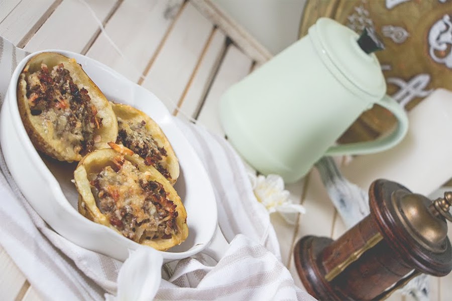 Patatas asadas, rellenas de carne