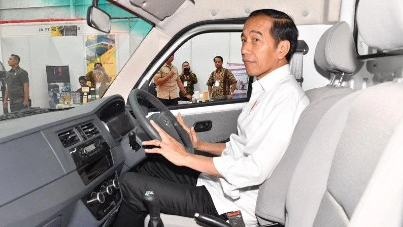 Jokowi Sebut 3-4 Tahun Lagi RI Buat Mobil Listrik, Netizen Sindir Soal Mobil Esemka: Bagaimana Orderan Sudah Ada 6.000 Unit?