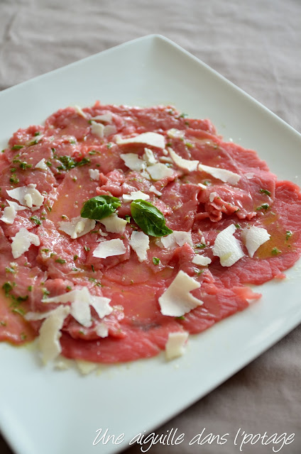 Carpaccio de boeuf au basilic et copeaux de parmesan