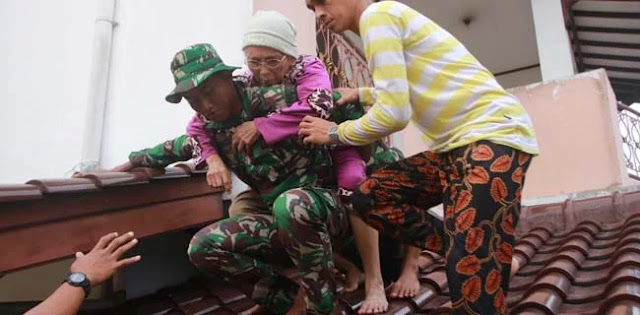Banjir Landa Ibukota, Pasukan Lantamal III Diterjunkan Banjir Landa Ibukota, Pasukan Lantamal III Diterjunkan