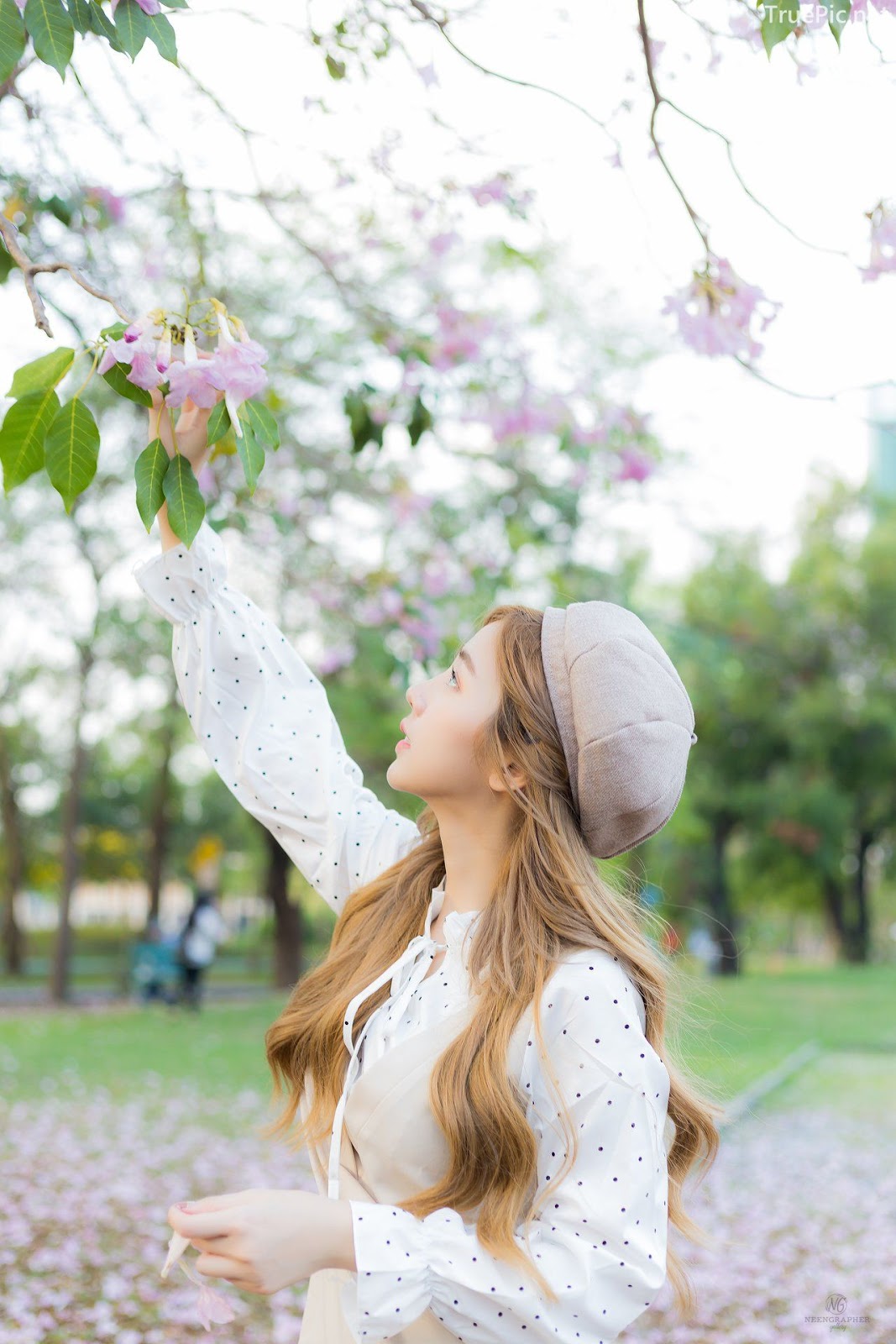 Thailand cute model Nilawan Iamchuasawad - Beautiful girl in the flower field - Photo by จิตรทิวัส จั่นระยับ - Picture 1