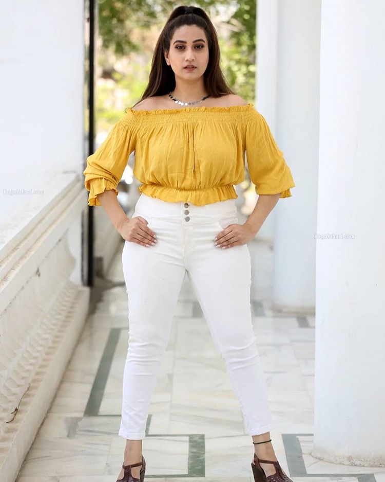 Telugu Anchor Manjusha hot in yellow open neck T-shirt and white tight ...