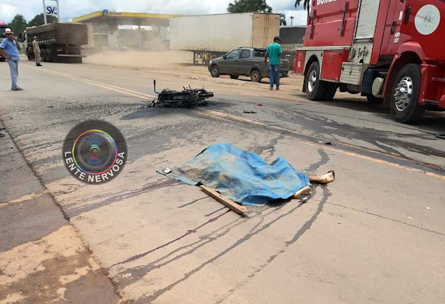 VEJA VÍDEO – Moto explode e piloto morre ao bater de frente com carreta e ser arrastado na BR-364