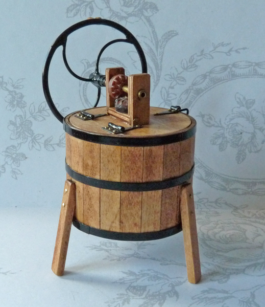 hiërarchie Accor laag All about dollhouses and miniatures: Een antieke houten wasmachine met  handbediening voor mijn poppenhuis