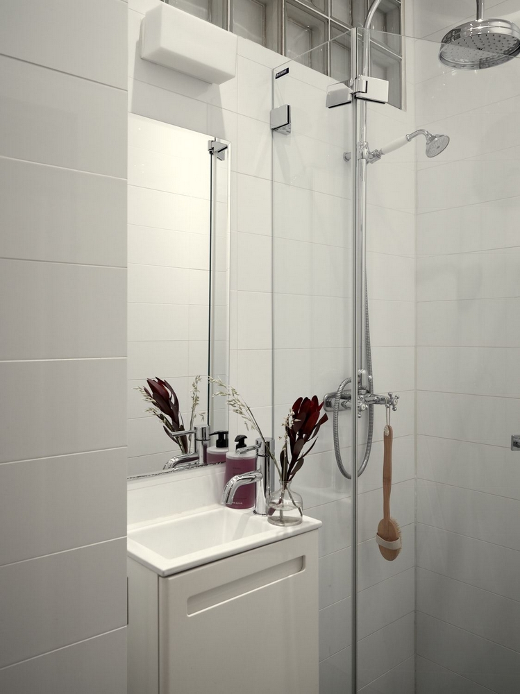 LOIN DE LA PRÉCIOSITÉ