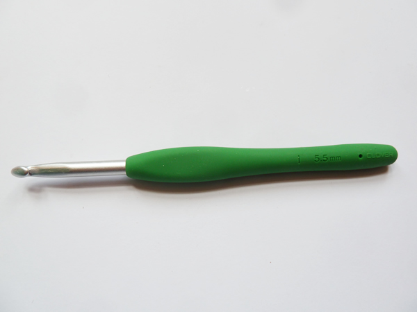 Clover ::Amour Crochet Hook:: I US / 5.5 mm / 5.5 in / 14 cm