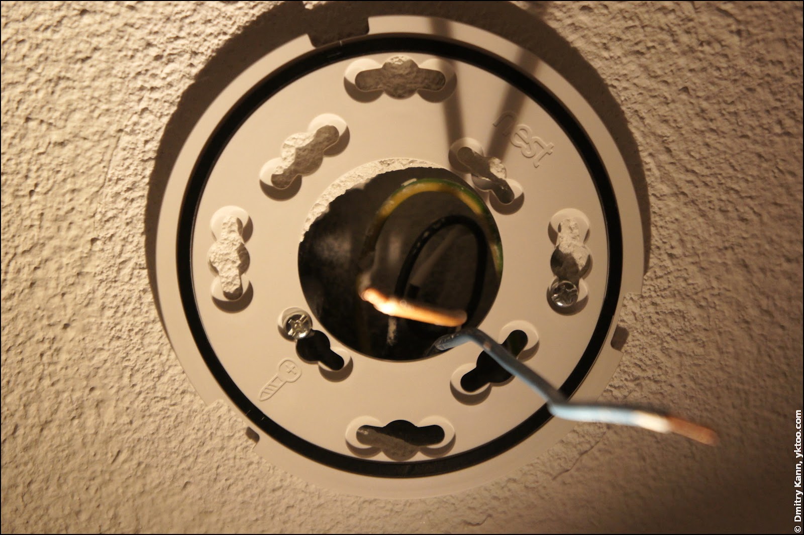 Nest Protect 2. Потолочное крепление наискось.