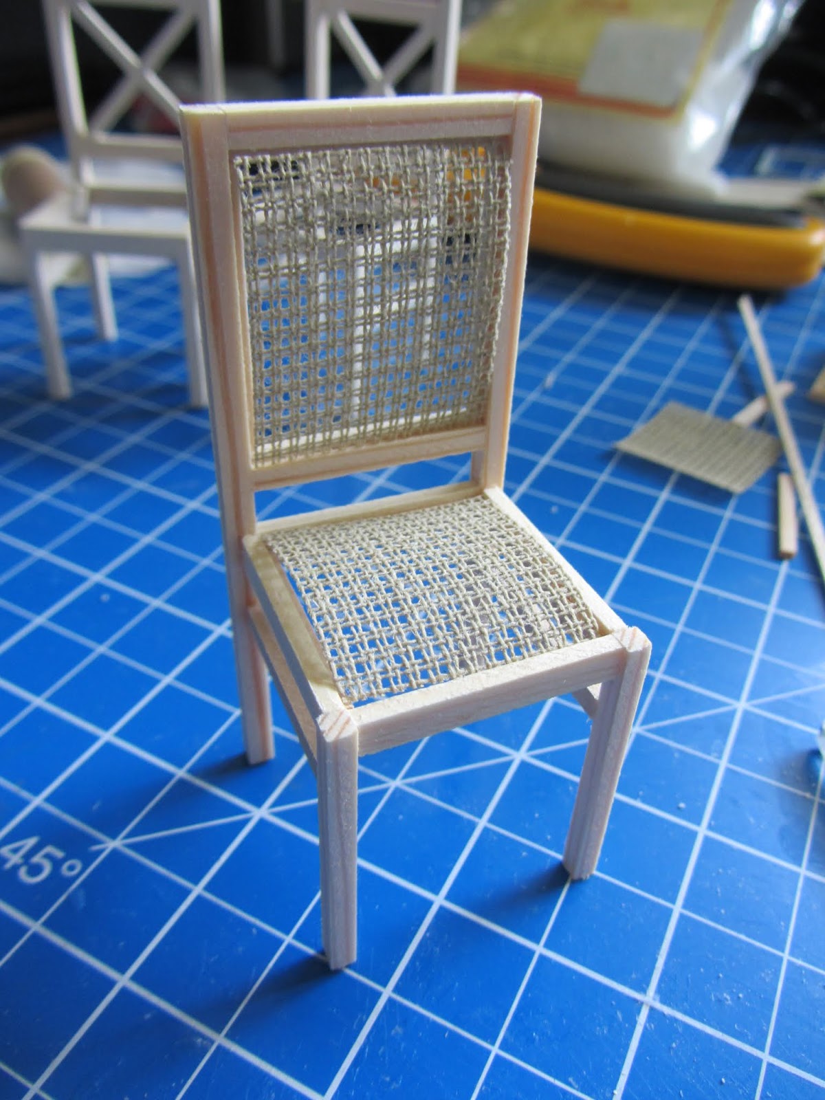 Nostalgie in 1:12: Landhausküche: Teil 1 - Stühle / Gewinnspiel