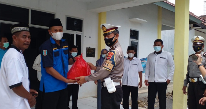 Peringati Sumpah Pemuda, Satlantas Polres Waykanan Bagikan Ratusan Paket Sembako
