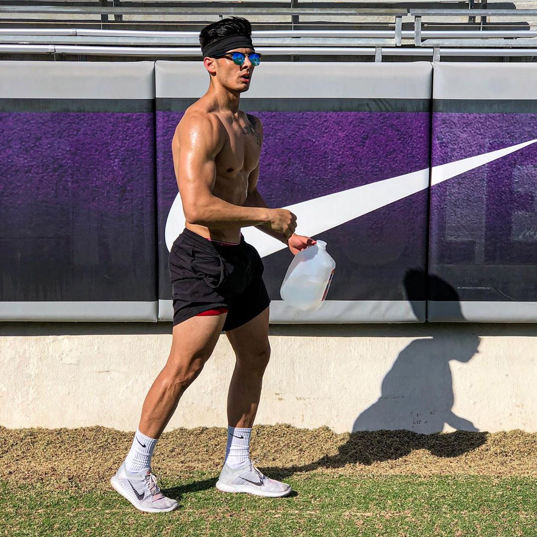 sexymaleyoungmusculartennisplayersbeautifulfitshirtlessbody