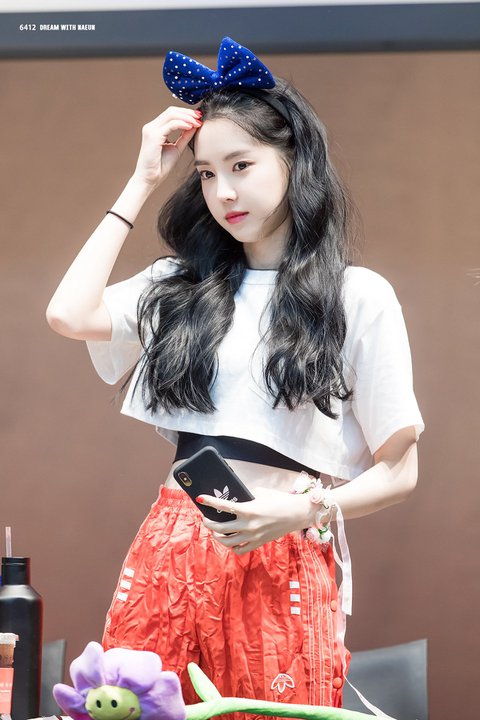 Miliki Selera Berpakaian yang Unik, Outfit Kasual Son Naeun Apink Jadi Perbincangan Hangat Netizen 6 download%2B%252826%2529