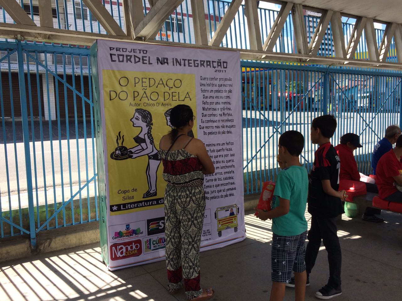 Intervenção urbana com cordéis leva cultura popular para o terminal de integração de Campina Grande Intervenção urbana com cordéis leva cultura popular para o terminal de integração de Campina Grande
