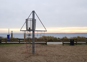 3 Spielplätze im Norden von Kiel mit Blick aufs Meer. in den Mastkorb zu klettern fanden unsere Kinder super!