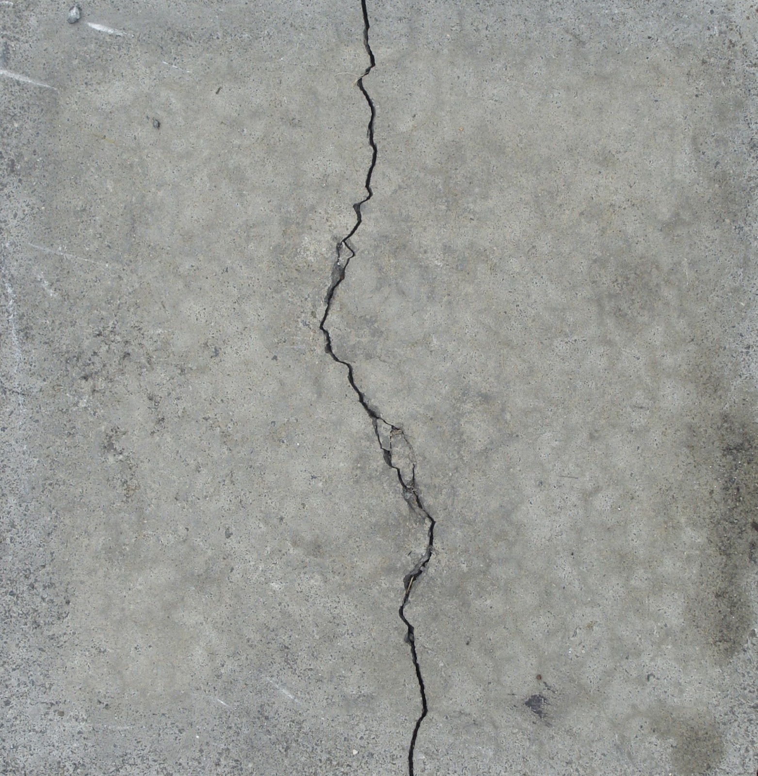 На стене появились трещины. Усадочные трещины в бетоне. Температурно-усадочные трещины в бетоне. Усадочные трещины Сибит. Усадочные трещины в бетонных полах.