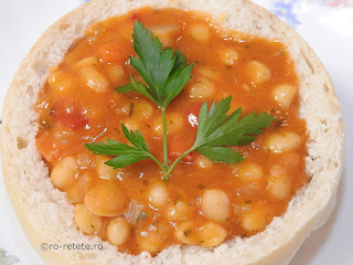 Mancare de fasole in paine reteta de post iahnie fasolica scazuta cu ceapa morcovi ardei bulion servita in bol de pâine retete culinare mancaruri cu legume traditionale romanesti,