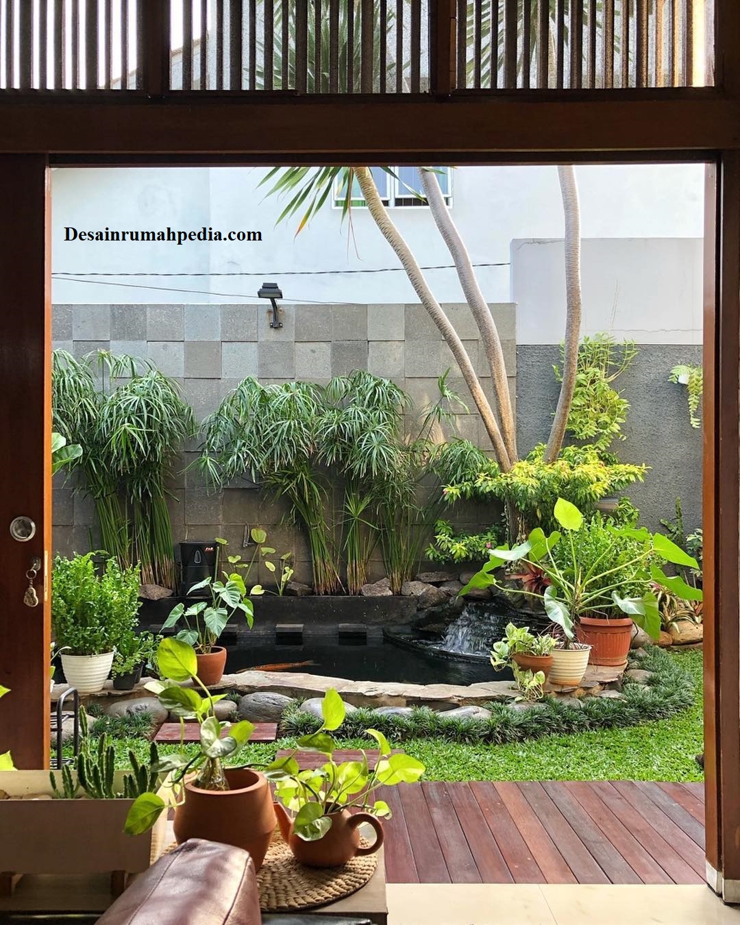 Taman yang Indah dengan 6 Desain Kolam Ikan yang Menyegarkan Mata