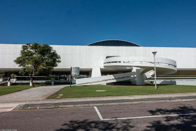 Rampa nos fundos do Museu Oscar Niemeyer