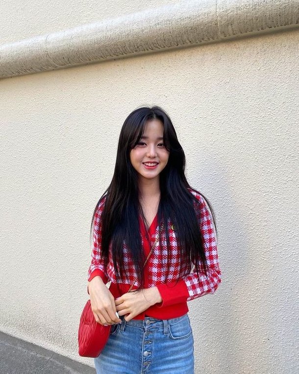 IZ*ONE’s Jang Wonyoung shows off her crazy proportions