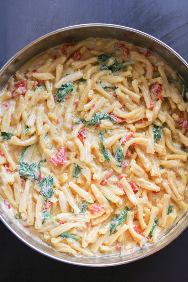 One Pot Roasted Red Pepper and Spinach Alfredo