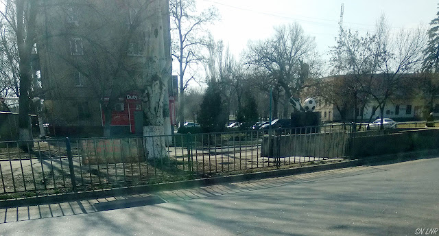 Памятник футбольной дружбе в Луганске