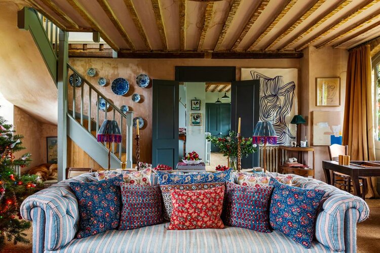 A Cozy English Cottage Decorated For Christmas A Cozy English Cottage Decorated For Christmas