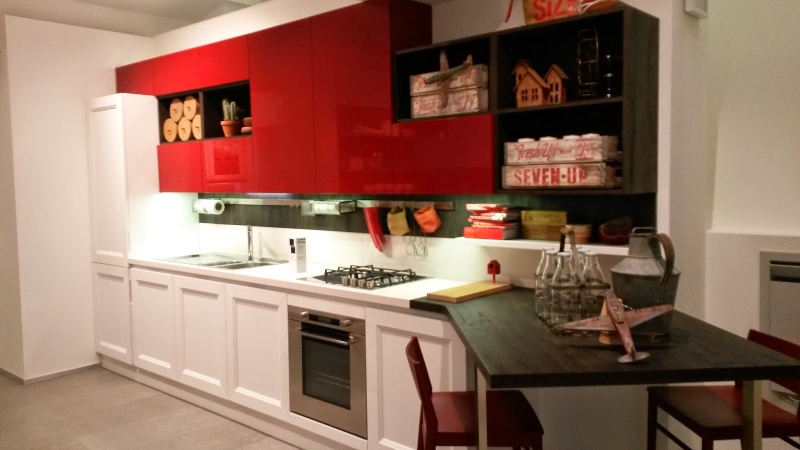 cucina laccato rosso e decorativo bianco Veneta cucine 