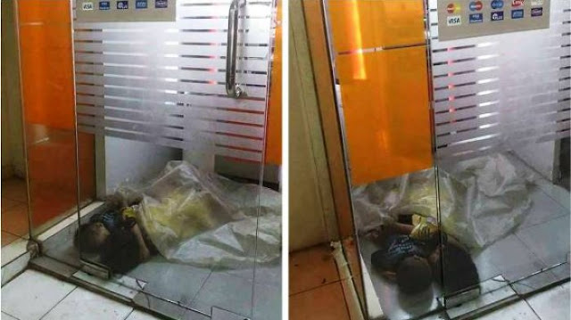 Saling Memeluk, Tanpa Alas Berselimut Plastik, Dua Anak Yatim Piatu Tidur di Bilik ATM