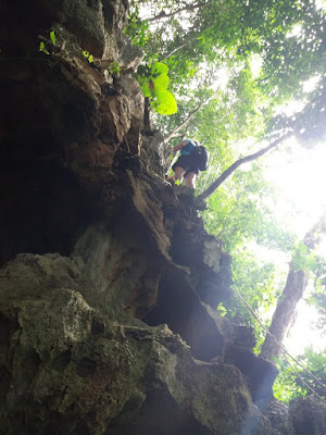 outside climb at the cave on Koh Libong de grot aan de buitenkant beklimmen op Koh Libong Eiland