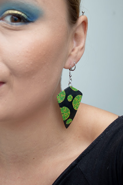 boucles oreilles en pâte polymère noir vert jaune orange Stenna