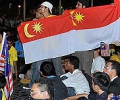 Warga Malaysia Kibarkan Bendera Negara Baru