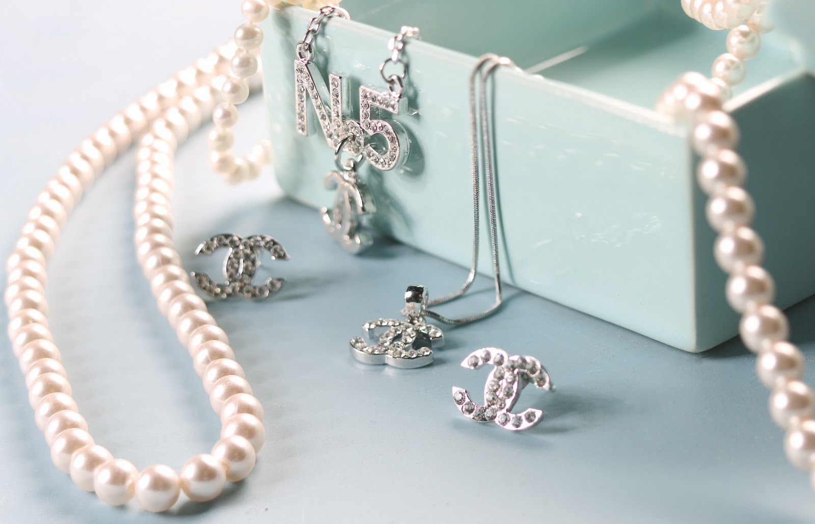 All Type of Wallpapers Fashion wallpaper chanel