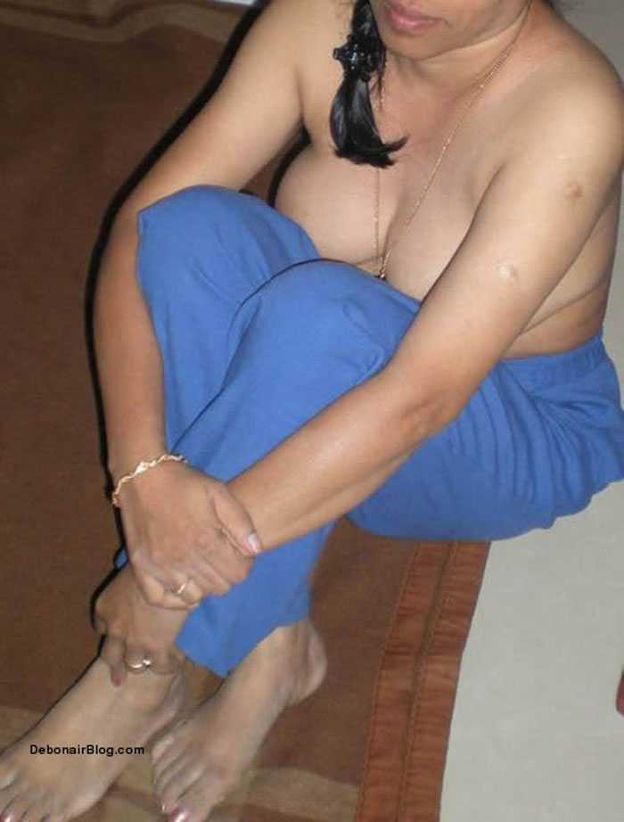 700px x 922px - Indian Big Ass Pics: Real Desi Nangi Bhabhi Ki Naked Photo Album